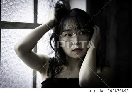 アンニュイな雰囲気の眼鏡の若い女性 109876895