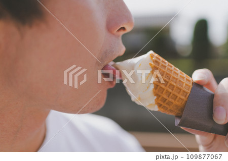 ソフトクリームを食べる男性 ソフトクリームを食べる男性 109877067