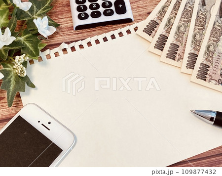 白紙とお金・スマホ・電卓 白紙とお金・スマホ・電卓 109877432