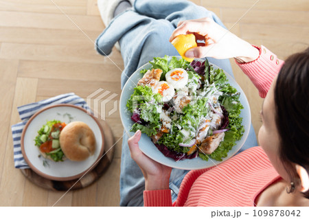 サラダを食べる女性 サラダを食べる女性 109878042