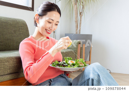 サラダを食べる女性 109878044