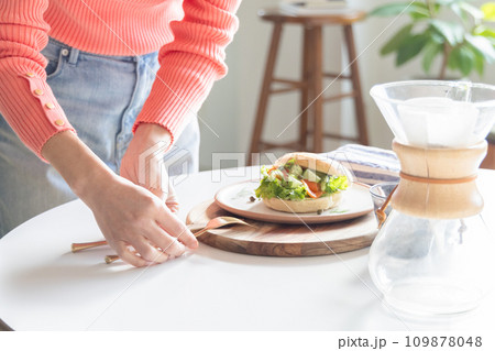 朝食の準備をする女性 朝食の準備をする女性 109878048