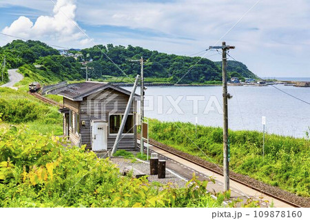 夏の五能線驫木駅の風景 青森県深浦町 夏の五能線驫木駅の風景 青森県深浦町 109878160