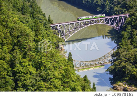 第一只見川橋梁を渡る只見線の列車　福島県三島町 109878165