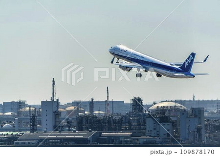羽田空港の風景　離陸中の飛行機と工場群　東京都大田区 109878170
