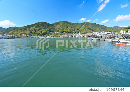 広島県福山市鞆地区 いろは丸事件の舞台となった港の風景　青空と凪の漁港 109878444