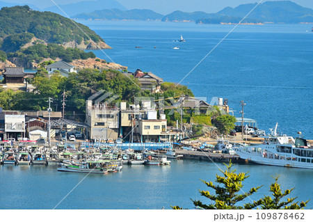 広島県福山市鞆地区 いろは丸事件の舞台となった港の風景　青空と凪の漁港 109878462