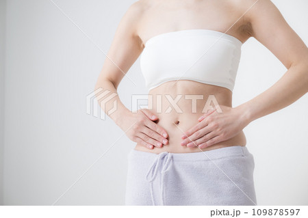 ウエストやお腹周りに手を当てる若い女性 顔無し ウエストやお腹周りに手を当てる若い女性 顔無し 109878597