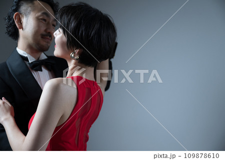 社交ダンスの様子　上半身アップ 109878610