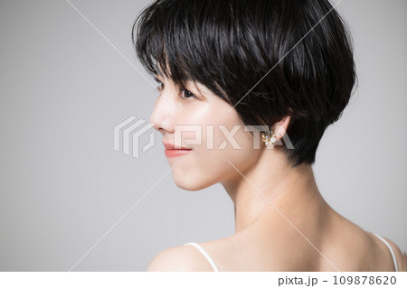 肩周りも美しい振り返る日本人女性 見返り美人明るいバージョン エステや脱毛のイメージにも 左にコピー 肩周りも美しい振り返る日本人女性 見返り美人明るいバージョン エステや脱毛のイメージにも 左にコピー 109878620