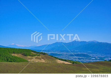 春の霧ヶ峰高原(富士見台)から南側(南アルプス,富士山,芽野市街など)の眺望 109878803