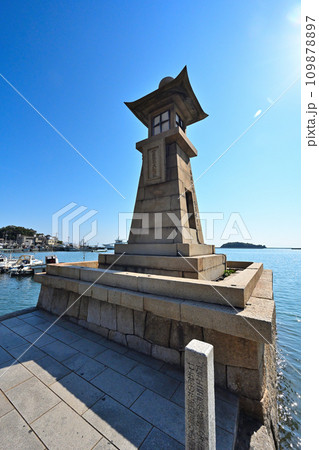 江戸時代の港湾施設　鞆の浦の常夜燈と港の風景 109878897