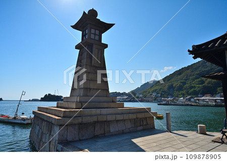 江戸時代の港湾施設 鞆の浦の常夜燈と港の風景 江戸時代の港湾施設 鞆の浦の常夜燈と港の風景 109878905