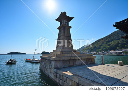江戸時代の港湾施設　鞆の浦の常夜燈と港の風景 109878907