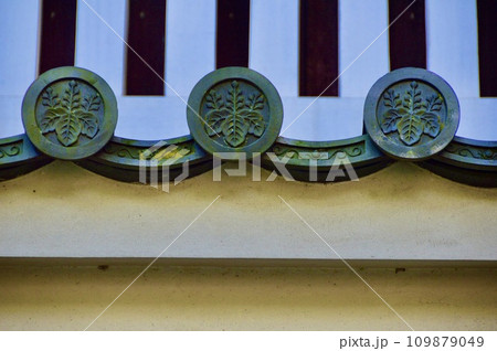 「五七桐紋」の瓦（岡山城･廊下門／岡山県岡山市北区） 109879049