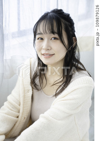 部屋で寛ぐフェミニンな雰囲気のふんわり女子 部屋で寛ぐフェミニンな雰囲気のふんわり女子 109879126