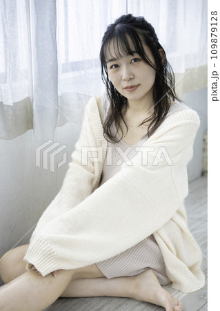 部屋で寛ぐフェミニンな雰囲気のふんわり女子 109879128