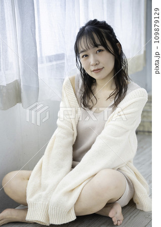 部屋で寛ぐフェミニンな雰囲気のふんわり女子 109879129