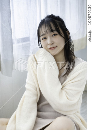 部屋で寛ぐフェミニンな雰囲気のふんわり女子 109879130