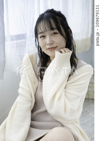 部屋で寛ぐフェミニンな雰囲気のふんわり女子 109879131