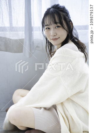 部屋で寛ぐフェミニンな雰囲気のふんわり女子 109879137