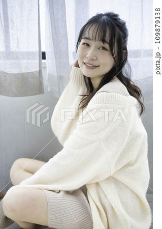 部屋で寛ぐフェミニンな雰囲気のふんわり女子 109879138