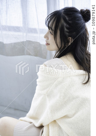 部屋で寛ぐフェミニンな雰囲気のふんわり女子 部屋で寛ぐフェミニンな雰囲気のふんわり女子 109879141