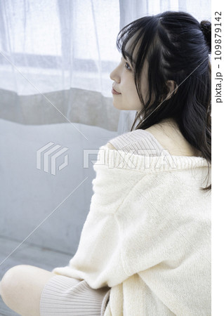 部屋で寛ぐフェミニンな雰囲気のふんわり女子 部屋で寛ぐフェミニンな雰囲気のふんわり女子 109879142