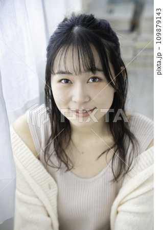 部屋で寛ぐフェミニンな雰囲気のふんわり女子 109879143