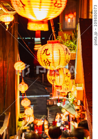台湾　夜の九份 109880073