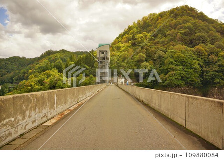 荒沢ダムの天端 荒沢ダムの天端 109880084