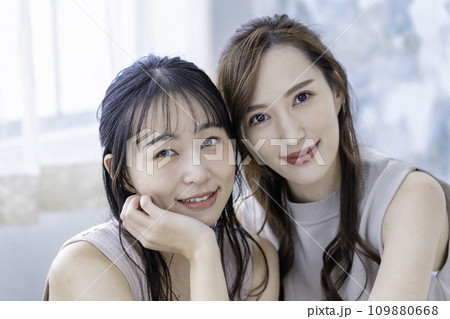 仲良しの姉妹 109880668