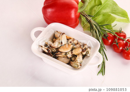 Marinated mussels in the bowl 109881053