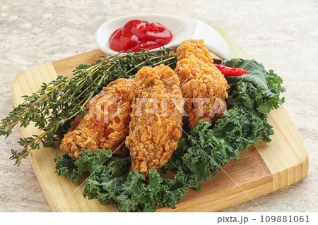 Crispy chicken wings with tomato ketchup 109881061