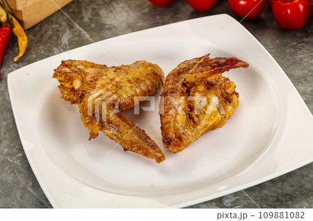 Tasty roasted chicken wing with spices 109881082