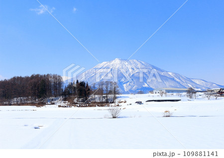 3月の北信五岳　　　信州の山々　　　冠雪の北信五岳 109881141