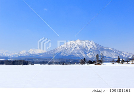 3月の北信五岳　　　信州の山々　　　冠雪の北信五岳 109881161