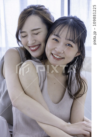 バックハグする仲良しの姉妹 109881225