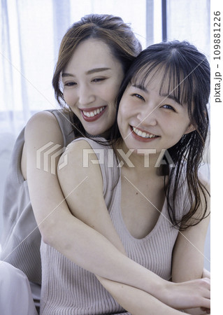 バックハグする仲良しの姉妹 109881226