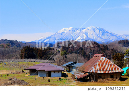 4月の北信五岳 信州の山々 冠雪の北信五岳 4月の北信五岳 信州の山々 冠雪の北信五岳 109881253