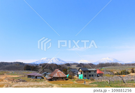 4月の北信五岳 信州の山々 冠雪の北信五岳 4月の北信五岳 信州の山々 冠雪の北信五岳 109881256