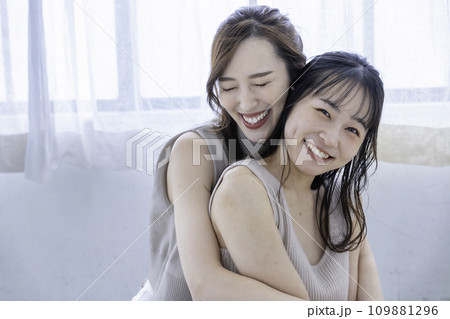 バックハグする仲良しの姉妹 109881296