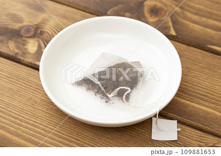 皿に乗ったティーパック 109881653