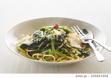 豚バラ肉とほうれん草のパスタ 豚バラ肉とほうれん草のパスタ 109881808