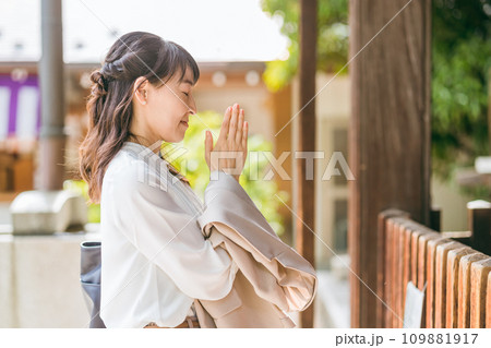 パワースポット・神社の中を歩くアジア人ビジネスウーマン 109881917