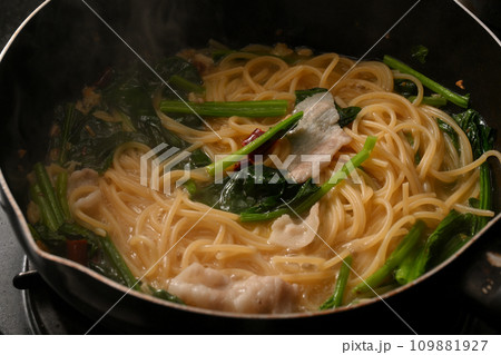 豚バラ肉とほうれん草のパスタ 109881927
