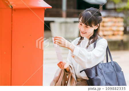 神社でおみくじを引くアジア人女性 神社でおみくじを引くアジア人女性 109882335