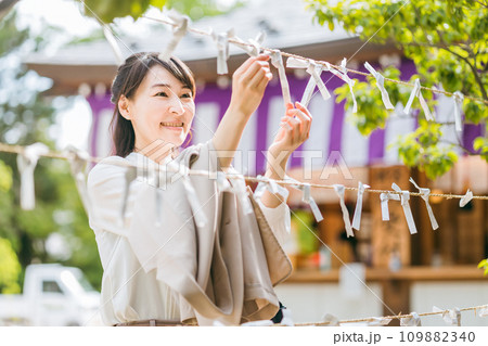 神社でおみくじを引くアジア人女性 109882340