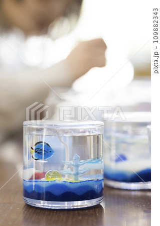 ジェルキャンドルを作る女性と完成見本 ワークショップ ジェルキャンドルを作る女性と完成見本 ワークショップ 109882343