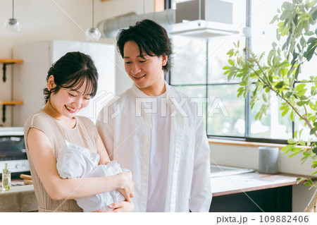 赤ちゃんと若い日本人夫婦・幸せな結婚生活・新婚 赤ちゃんと若い日本人夫婦・幸せな結婚生活・新婚 109882406